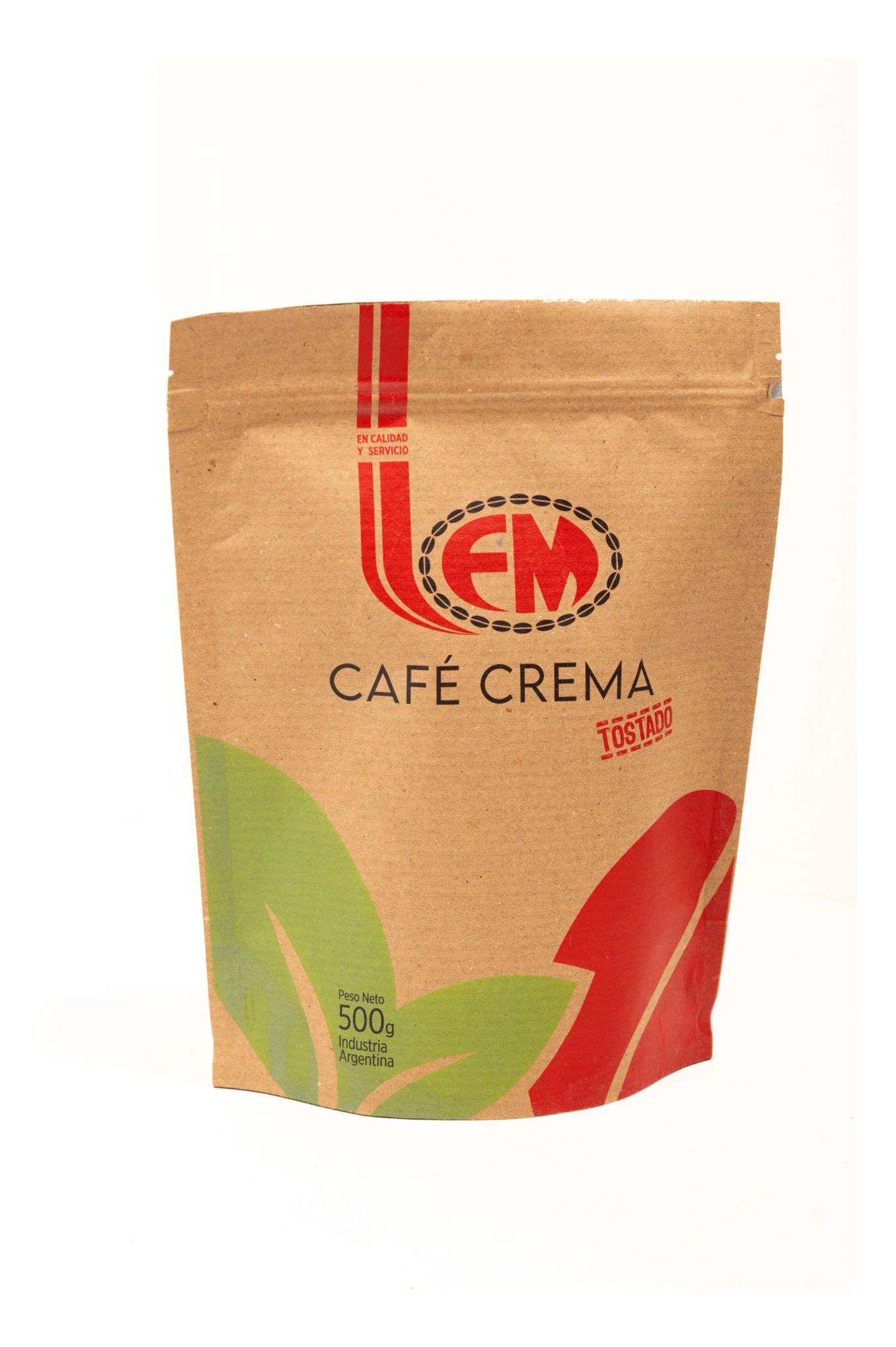 Una bolsa marrón de café crema sobre un fondo blanco.