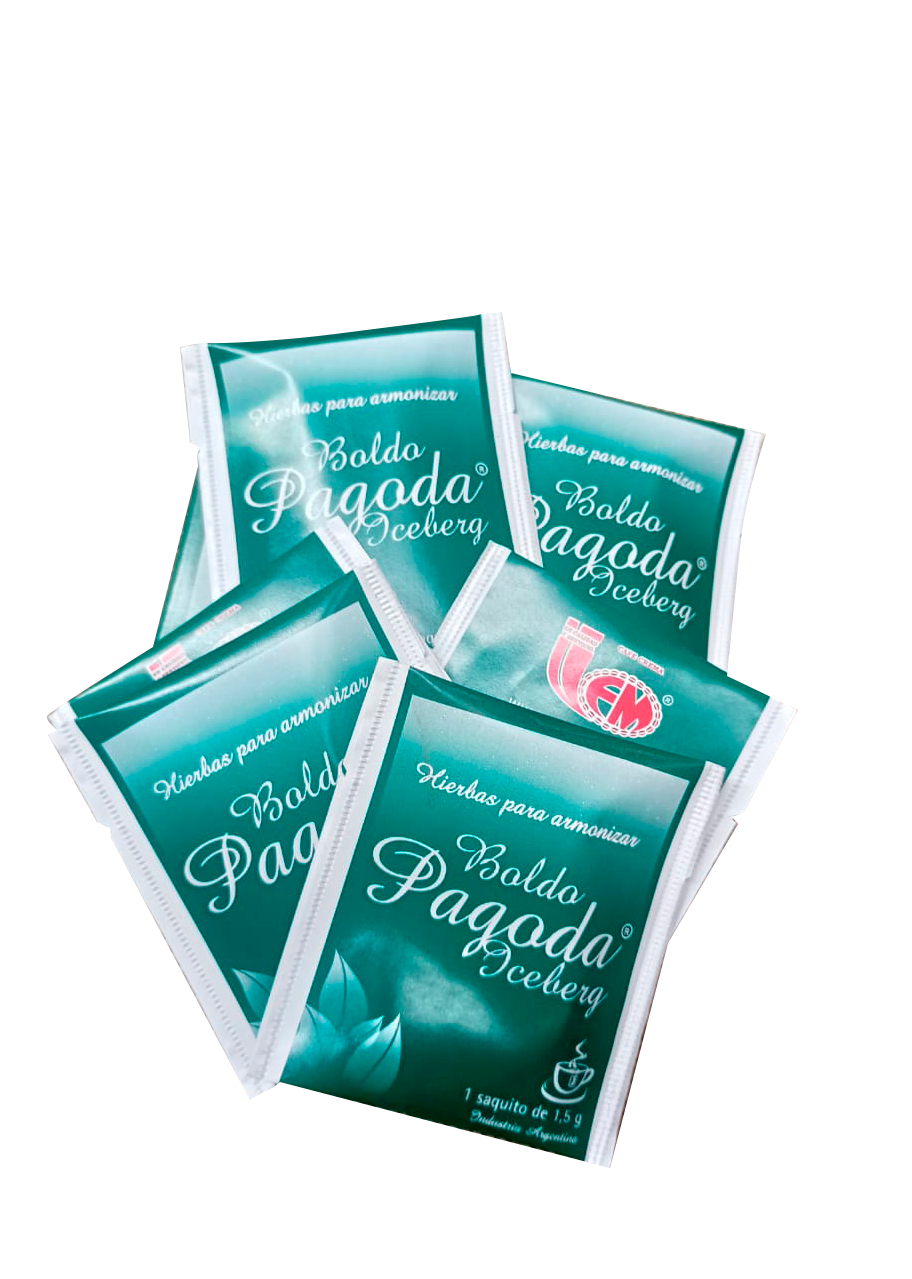 Un grupo de paquetes de té de hierbas pagoda están apilados uno encima del otro sobre un fondo blanco.