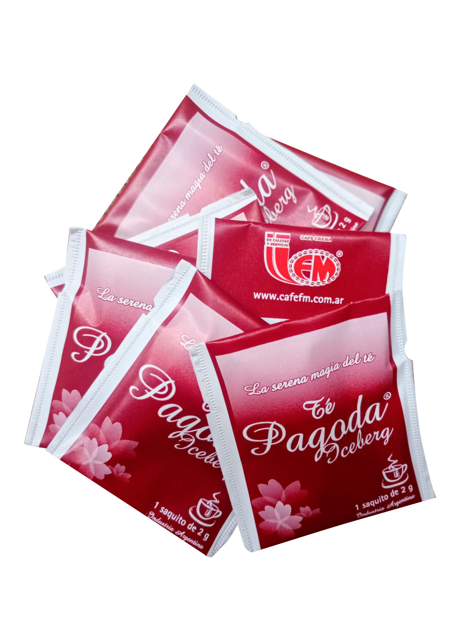 Una pila de bolsitas de té de pagoda sobre un fondo blanco.