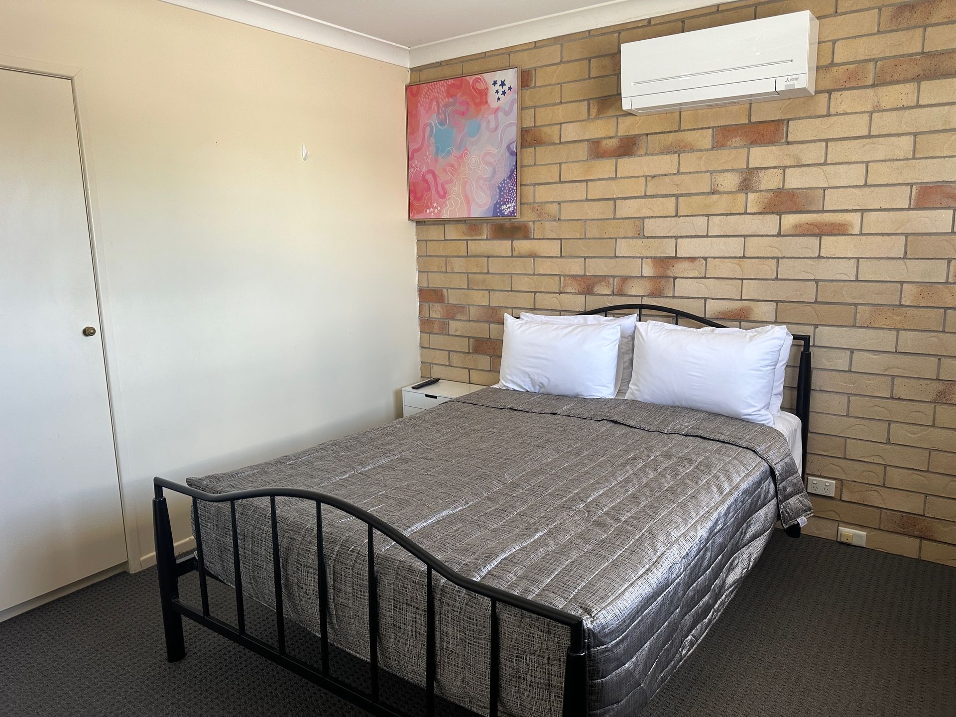 Queen Bed in 3 bedroom apartment Starlight Motor Inn Roma