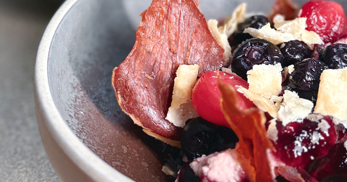 Þessi lifrarkæfuuppskrift er bæði sérlega falleg á borði og einstaklega jólaleg.