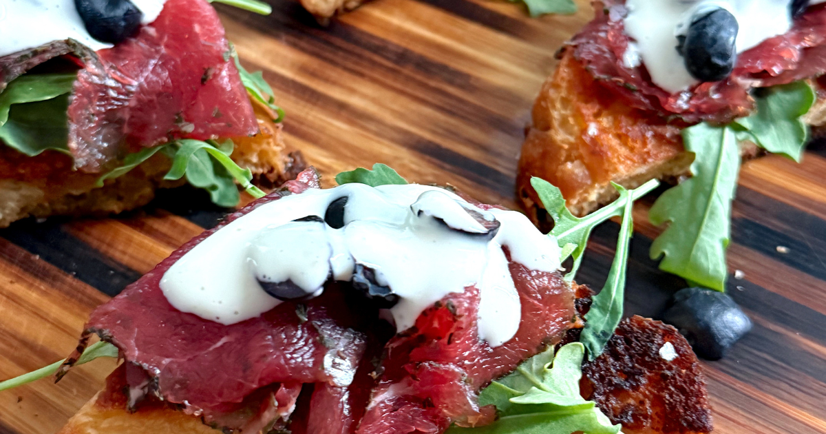 Þessar jóla-bruchettur sameina allt það sem gerir hátíðarborðið sérstaklega girnilegt: