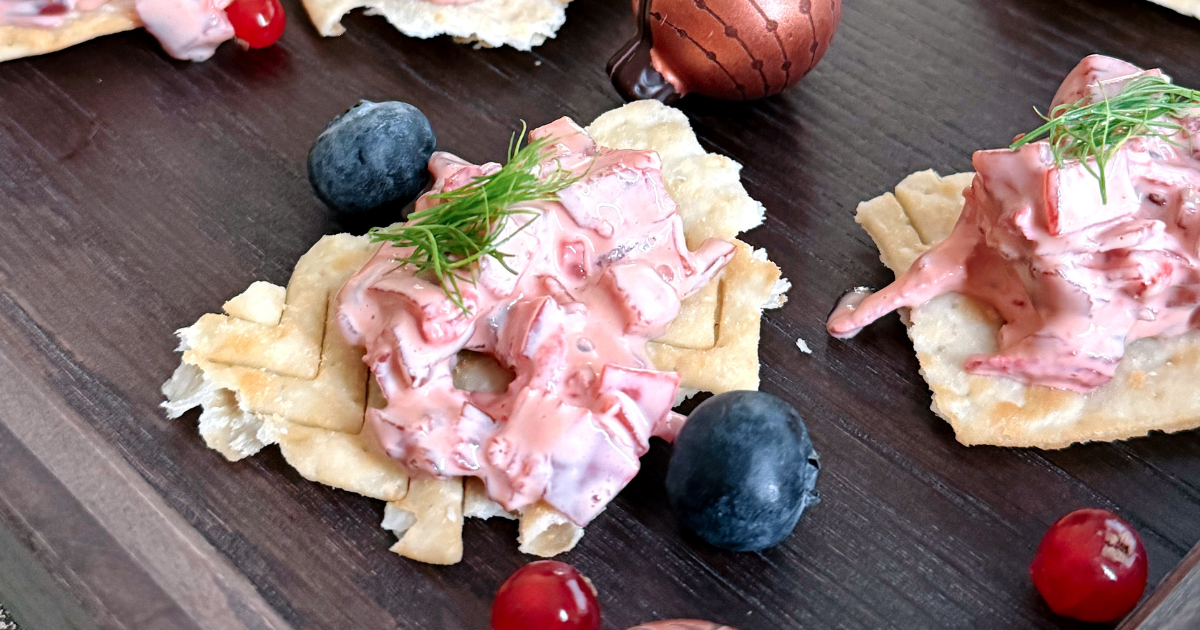 Tvíreykt húskarla-hangikjöt, rauðrófur, dill, hunangs dijon-sinnep, japanskt mæjó og dill