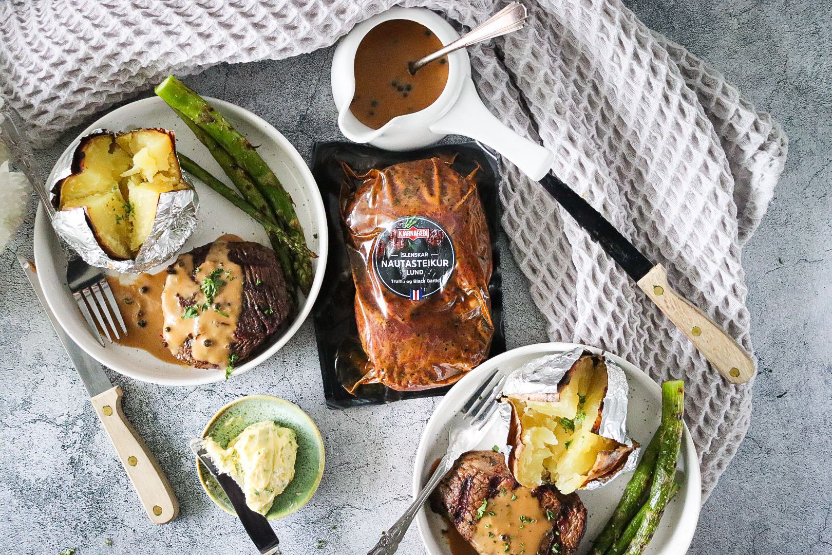 Grilluð trufflu & black garlic nautalund með bakaðri kartöflu, grilluðum aspas og grænpiparsósu