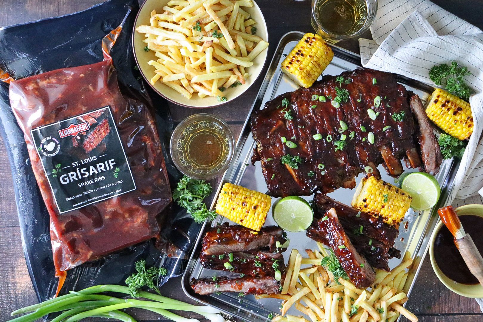 Grilluð St. Louis BBQ grísarif með frönskum og maís