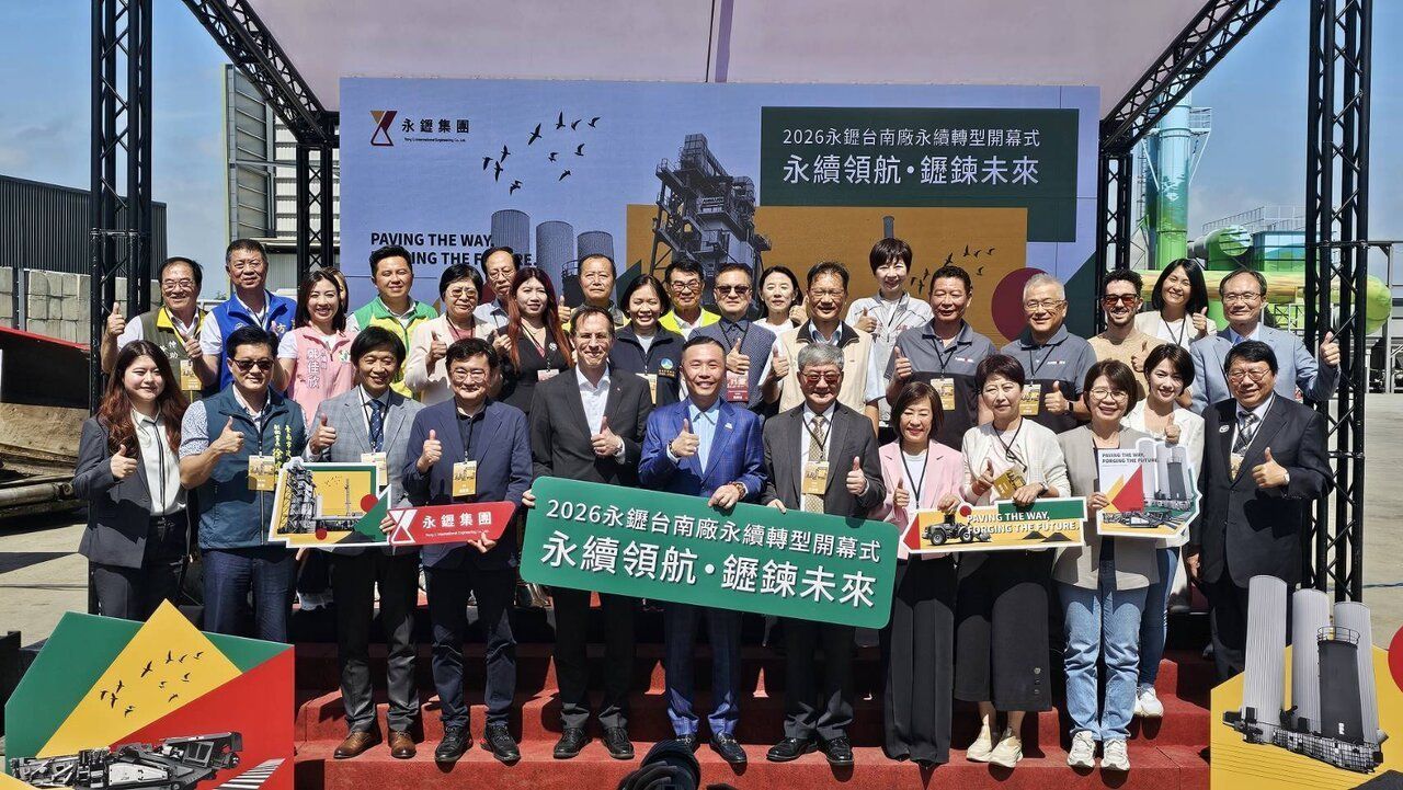 永䥶集團台南學甲綠能廠區。展示全封閉式低污染設計與智慧拌合節能設備,體現企業深耕 ESG 永續治理與綠色工法布局。畫面呈現現代化智慧生產模式,轉化傳統瀝青產業為低碳建設標竿,傳達品牌對環境責任與未來工
