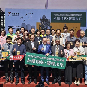 兩個人面帶微笑，豎起大拇指站在一個圓形橙色展示架前，展示架上擺放著各種白色陶瓷盤。
