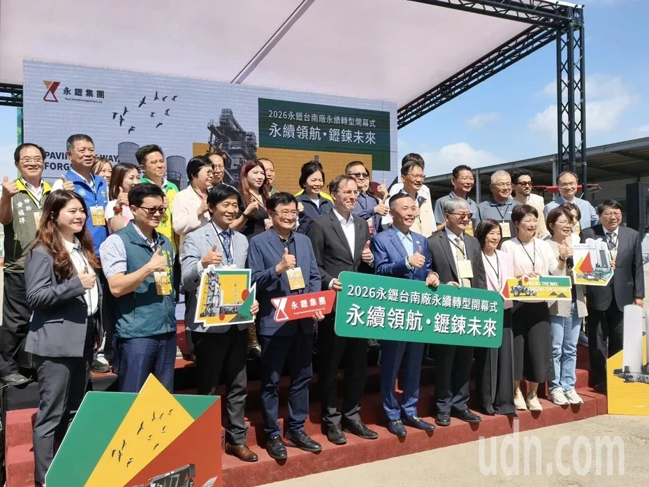 永䥶集團位於台南學甲的全封閉式綠能瀝青廠外觀。廠區設計結合現代化工業設備與美學景觀,展現整潔、低粉塵的綠色生產環境,打破傳統工廠印象,體現企業綠色轉型與永續發展的視覺形象。