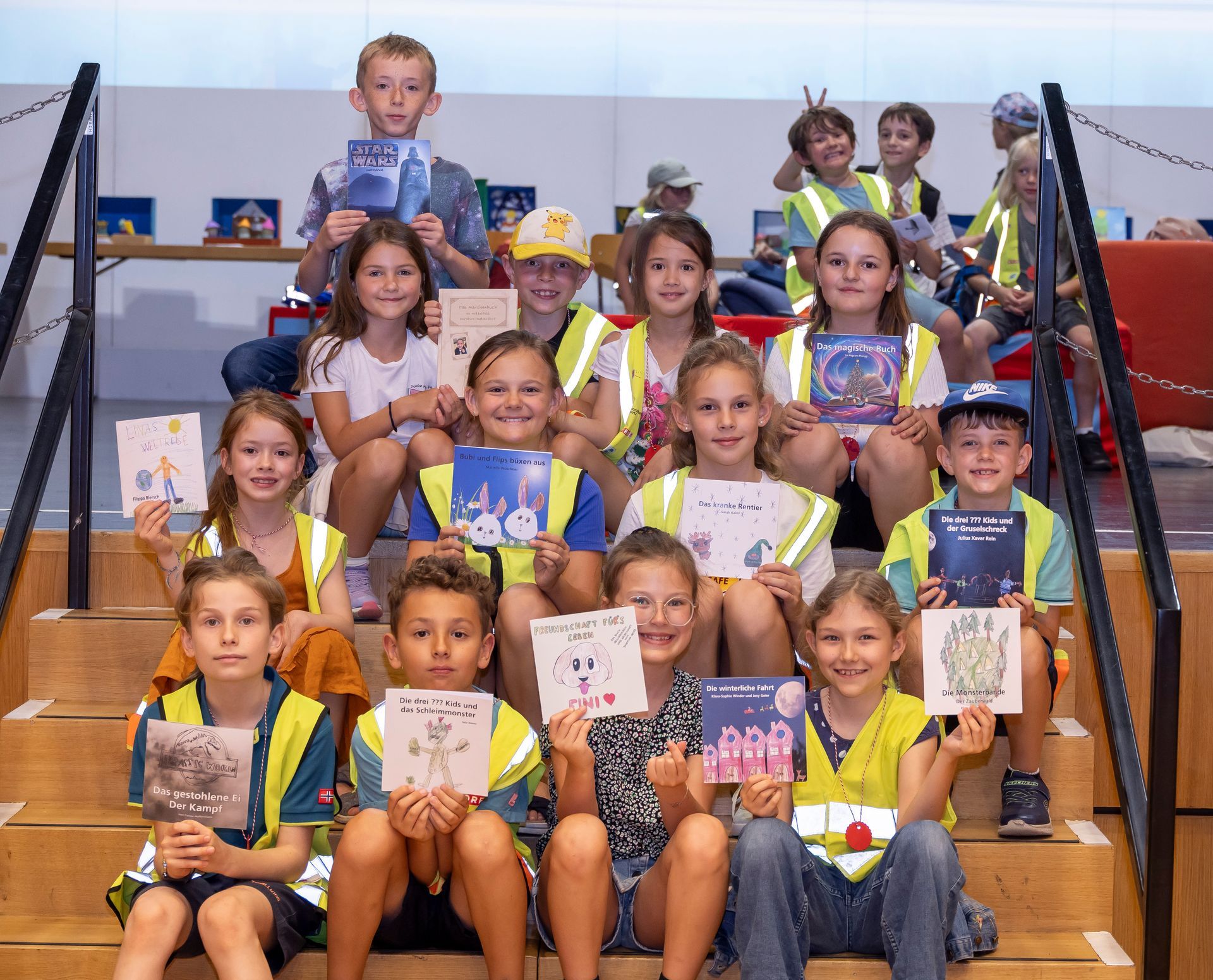 Eine Gruppe von Kindern sitzt auf der Treppe und hält Bücher