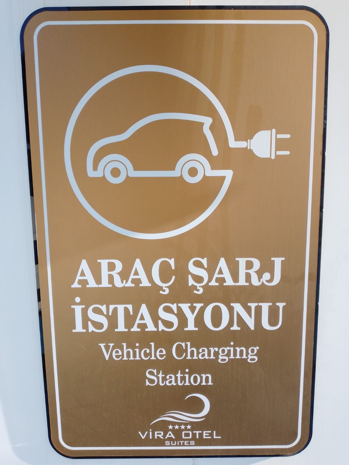 A sign that says arac sarj istasyonu vehicle charging station