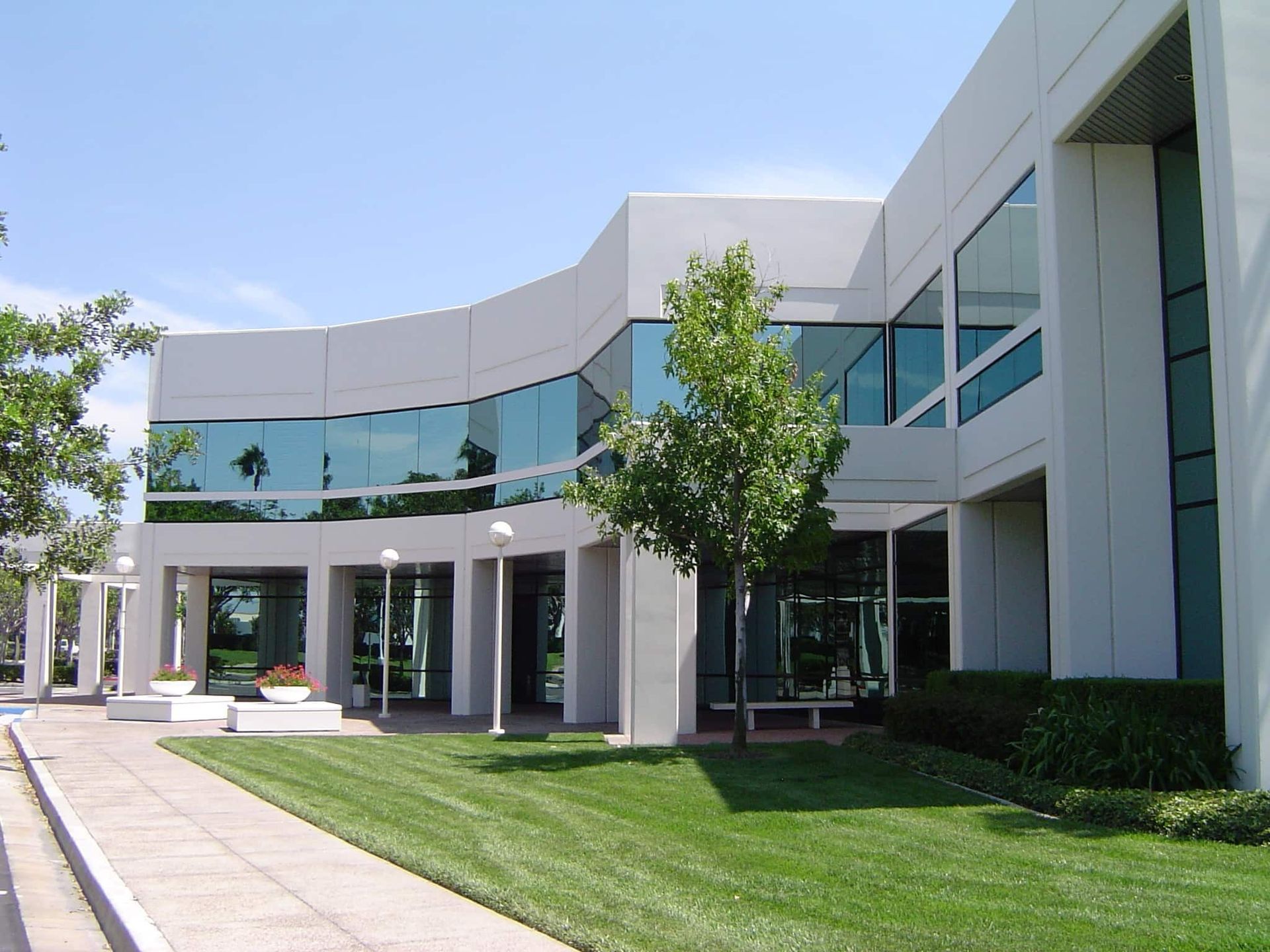 A large white building with a lot of windows
