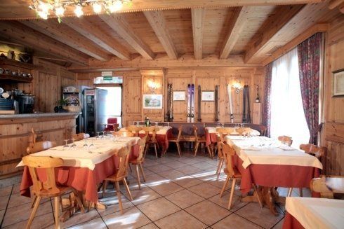 ristorante con ampie finestre