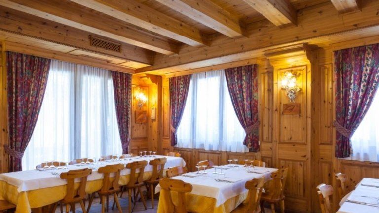 sala ristorante con finestre panoramiche