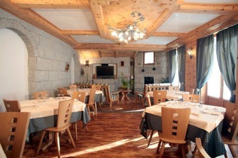 sala colazioni di un albergo in montagna