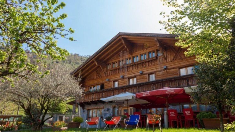 facciata di un albergo in montagna