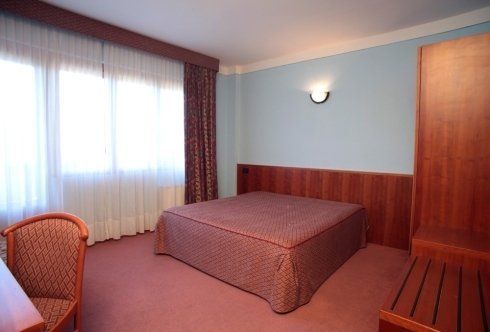 camera da letto matrimoniale in un albergo