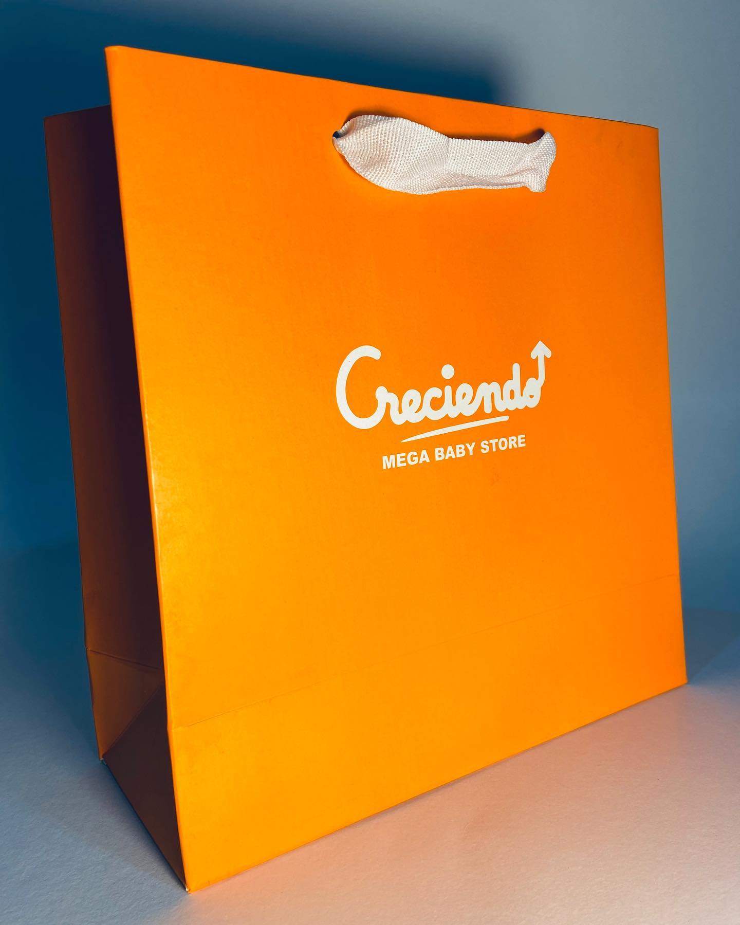 Una bolsa naranja que dice creciendo