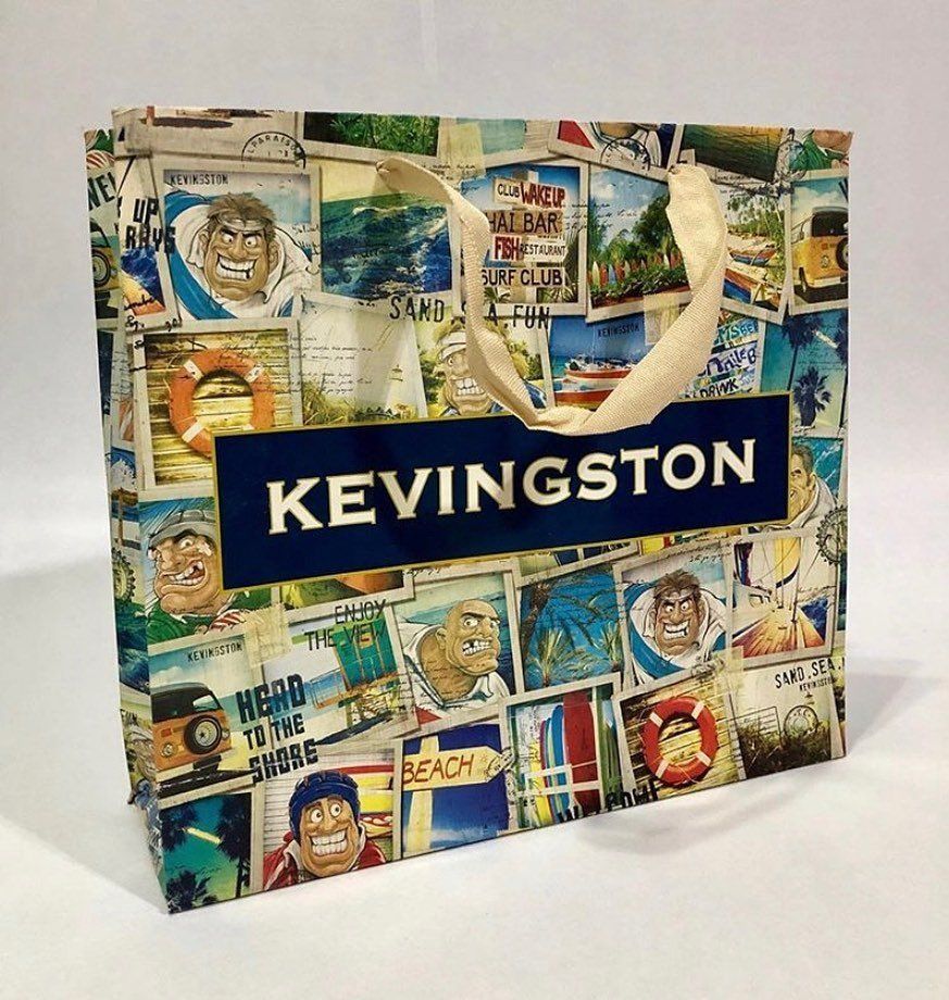 Una bolsa de papel con el nombre Kevinton.