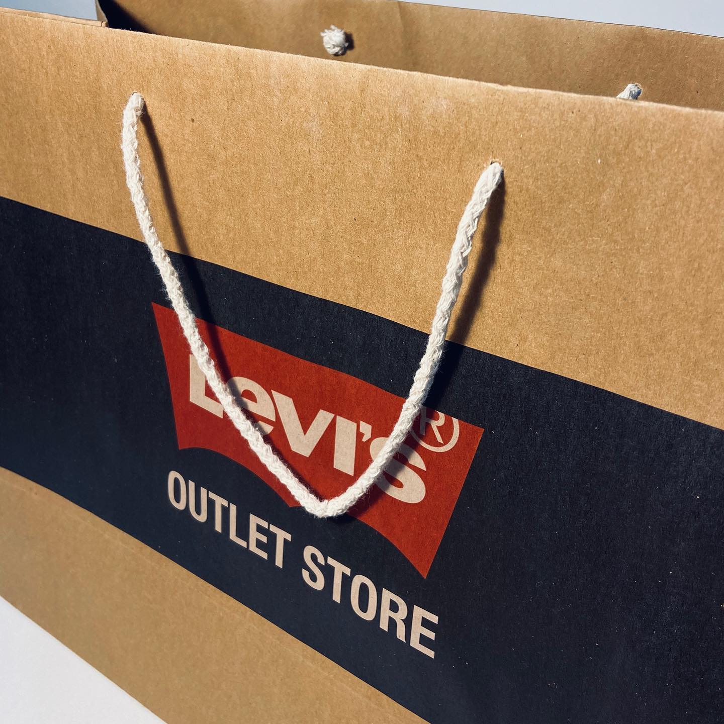 Un bolso marrón de Levi's Outlet Store con asa de cuerda
