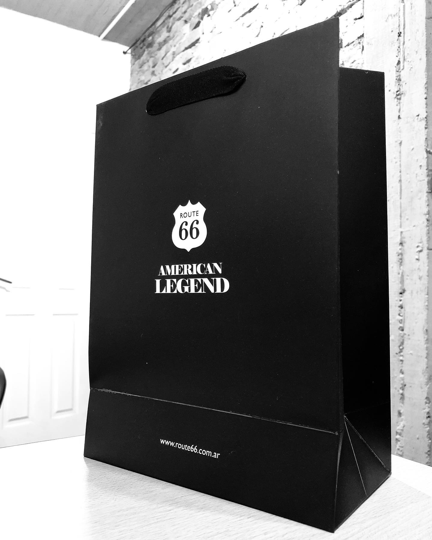 Una bolsa negra que dice american legend.