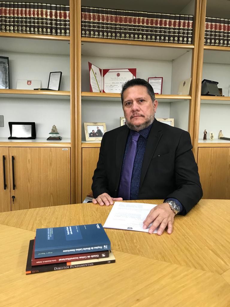 Carlos Frederico em seu gabinete na PGR Carlos Frederico na Procuradoria Geral da Republica