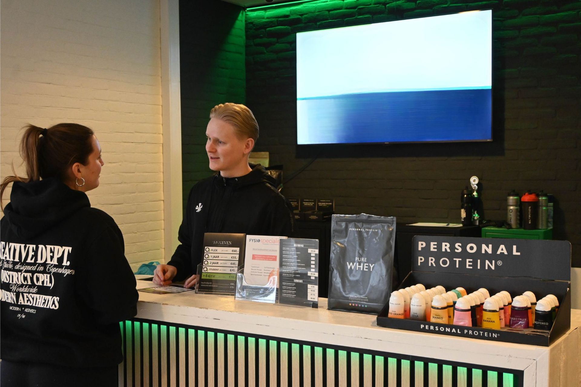 Een groep mensen doet pilatesoefeningen in een sportschool.
