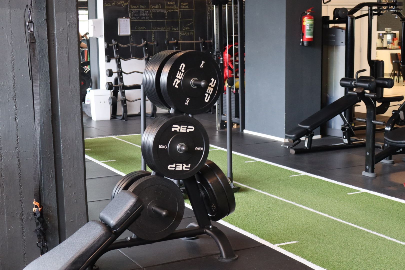 Een groep vrouwen danst zumba in een sportschool.