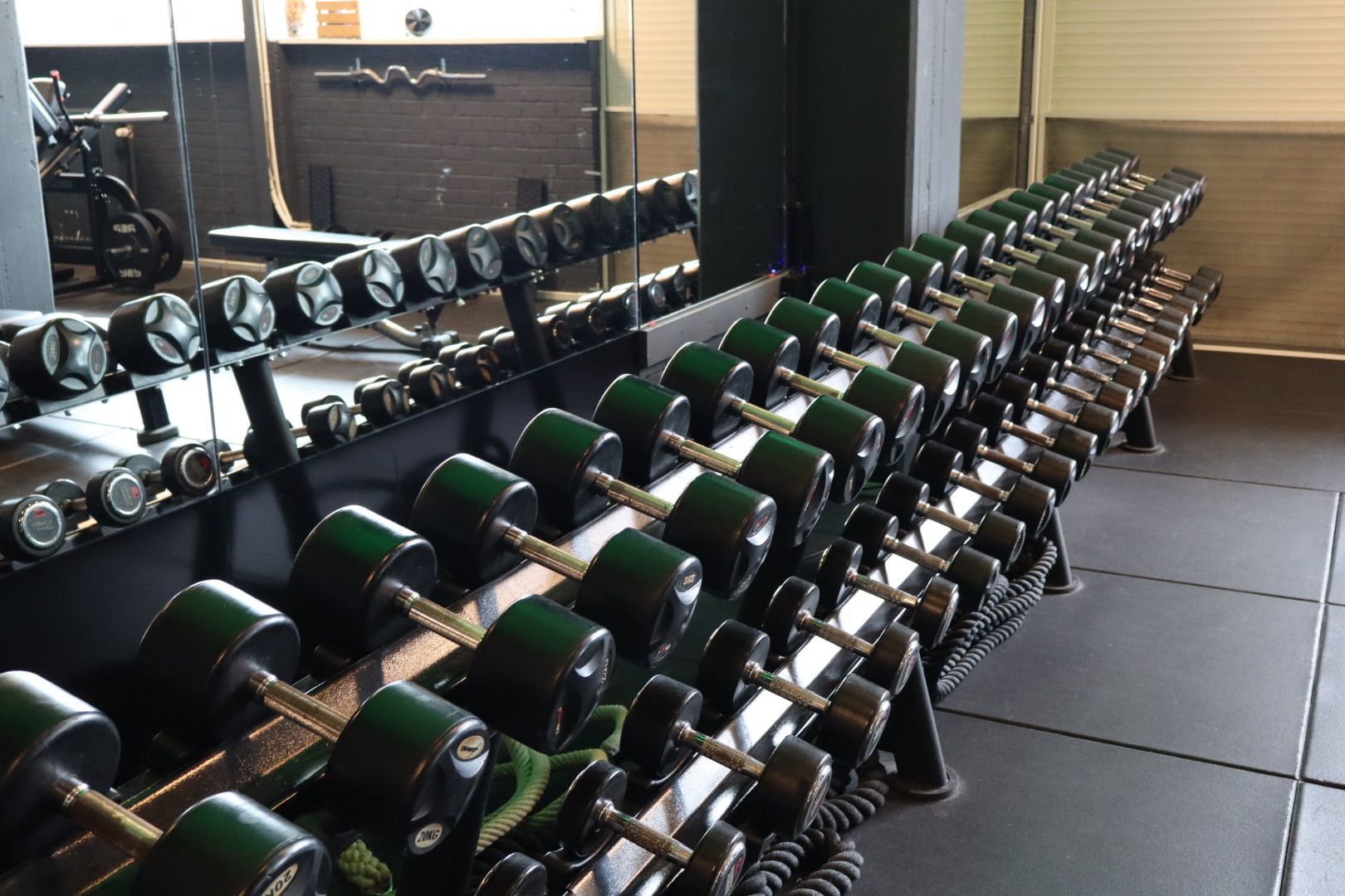 Een groep vrouwen doet squats in een sportschool.