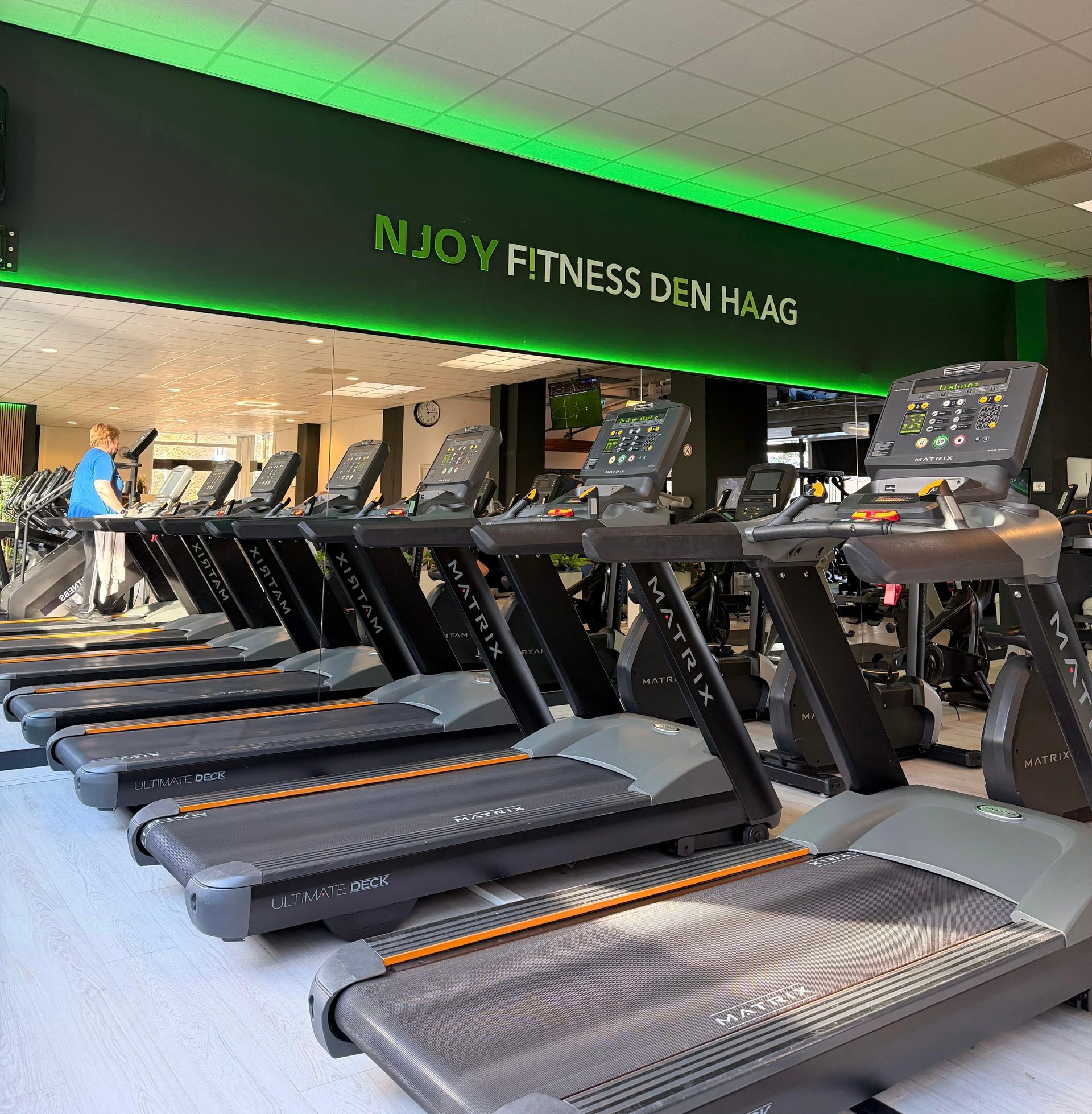 Een groep vrouwen doet squats in een sportschool.
