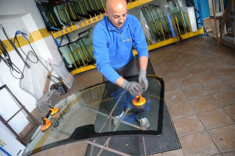 intervento su parabrezza auto