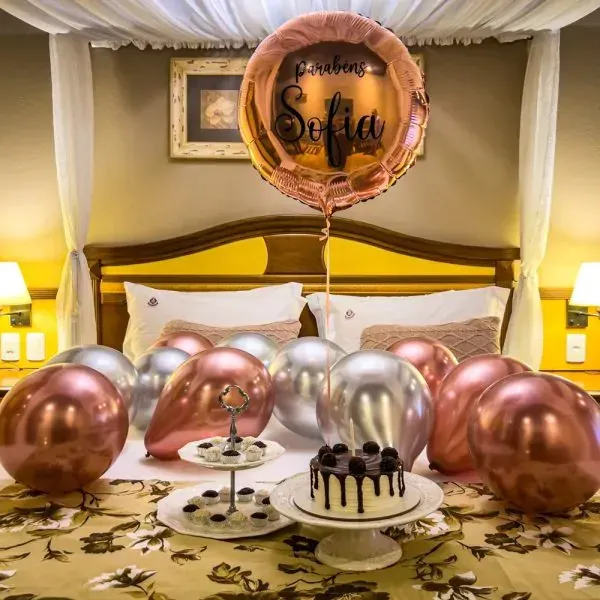 Quarto decorado com balões e bolo, em homenagem a "Sofia".