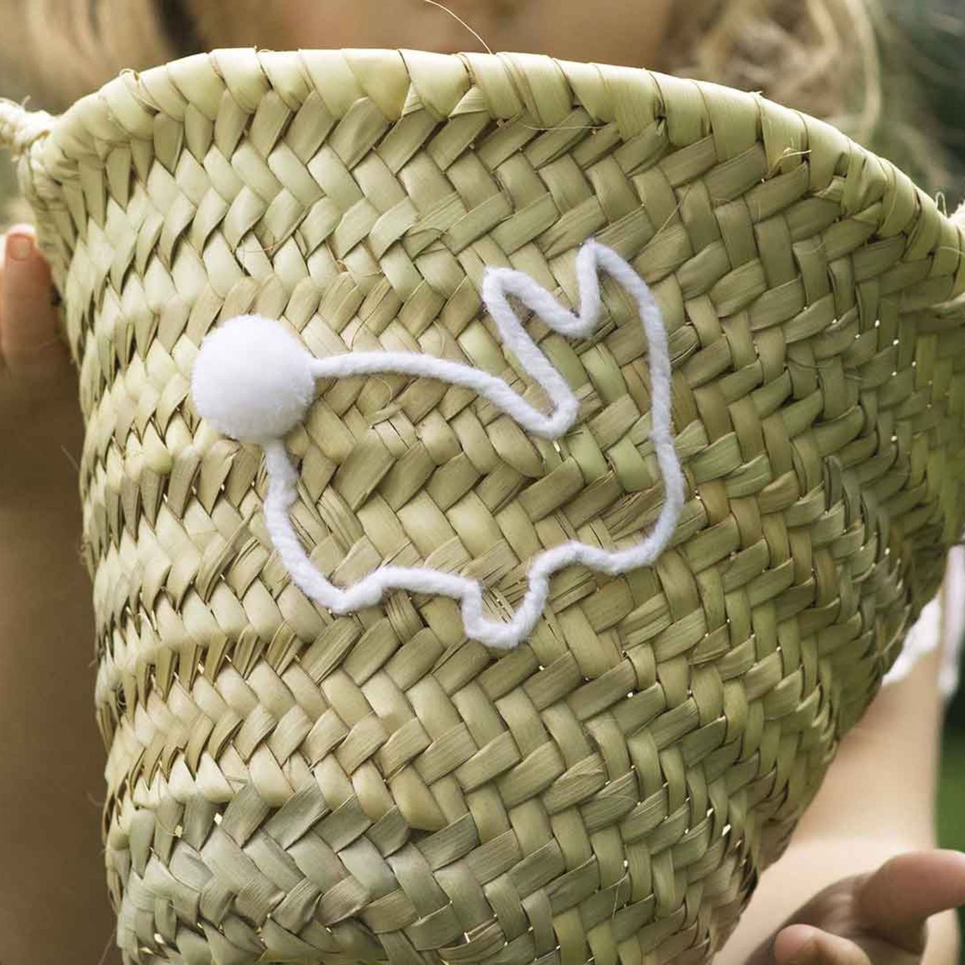 Panier brodé lapin avec ballons pastel pour Pâques