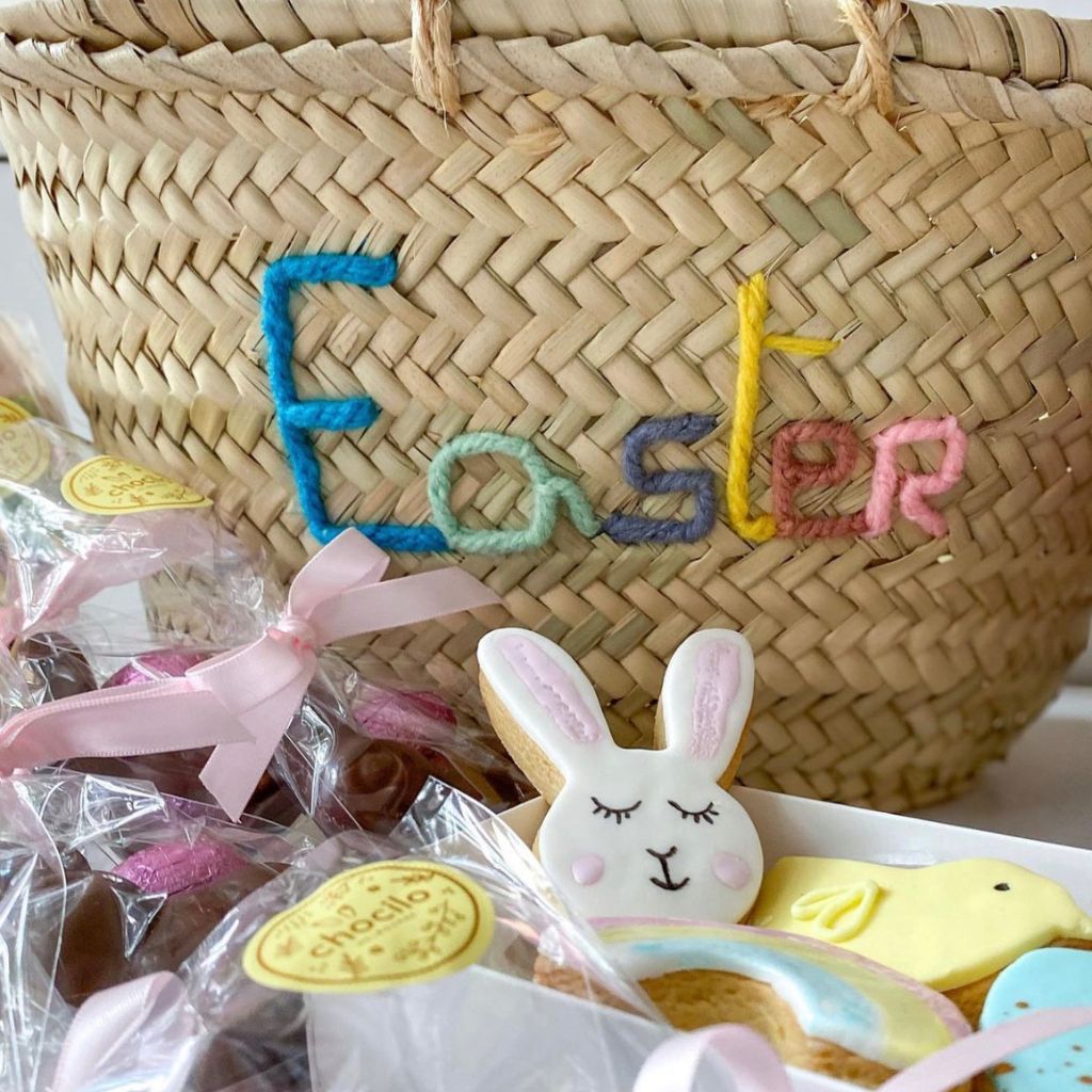 Panier de Pâques brodé avec le mot Easter en lettres multicolores