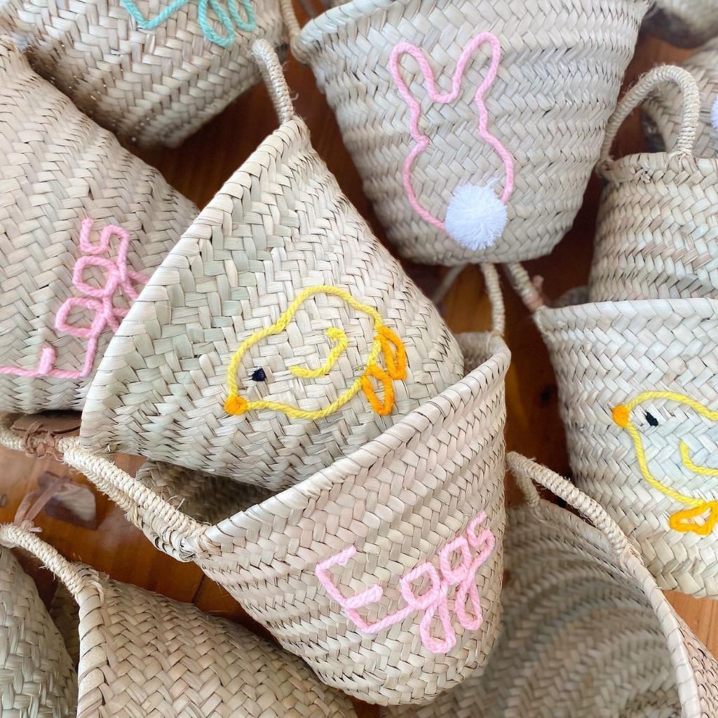 Panier de Pâques en osier brodé d’un petit poussin jaune