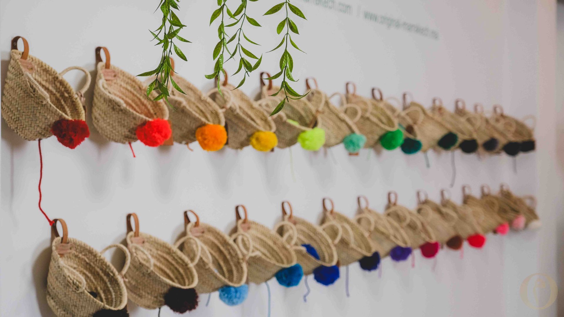 Petits paniers artisanaux suspendus, avec pompons colorés, faits main à Marrakech