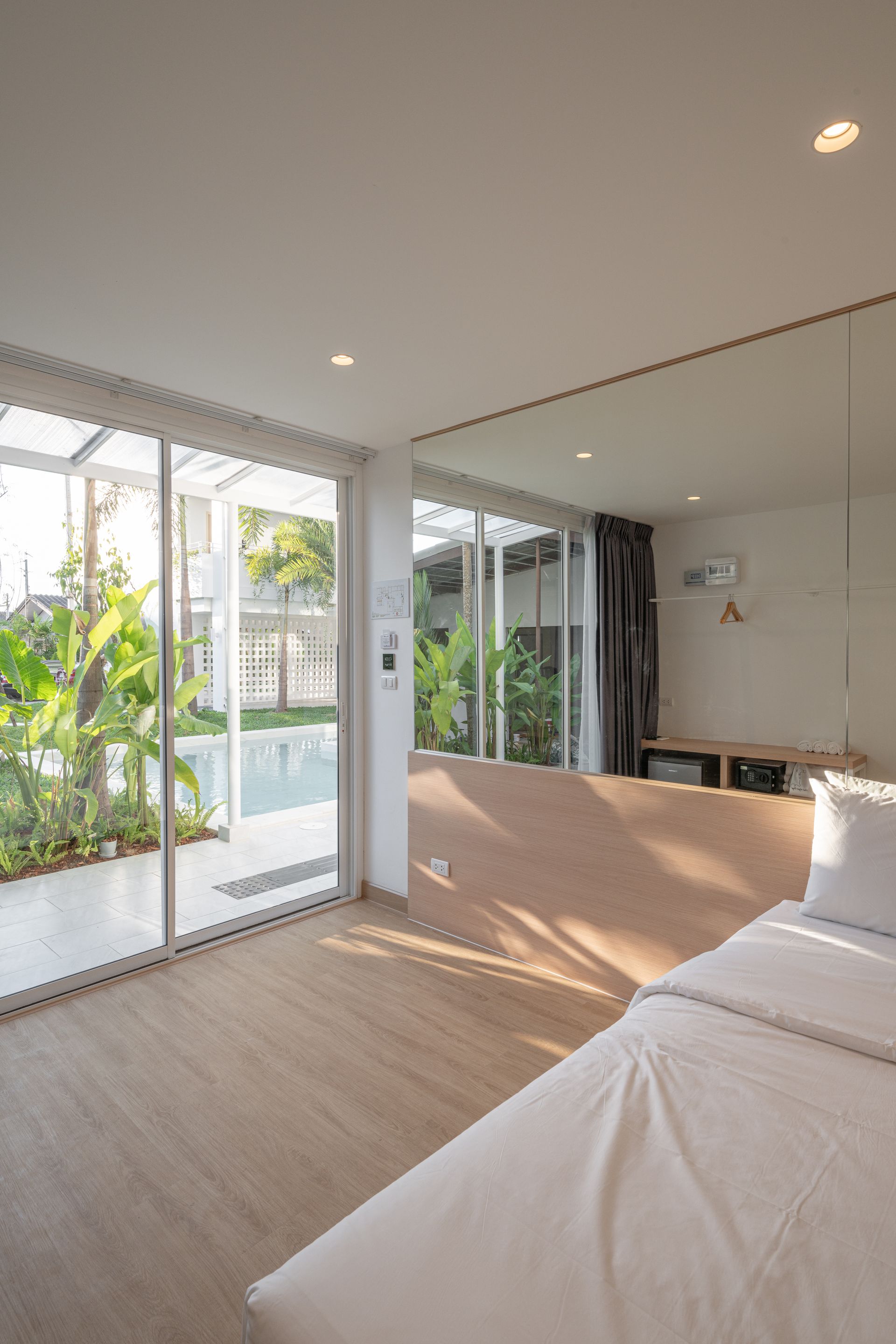 Lis Hotel Chiangmai - Room and Pool