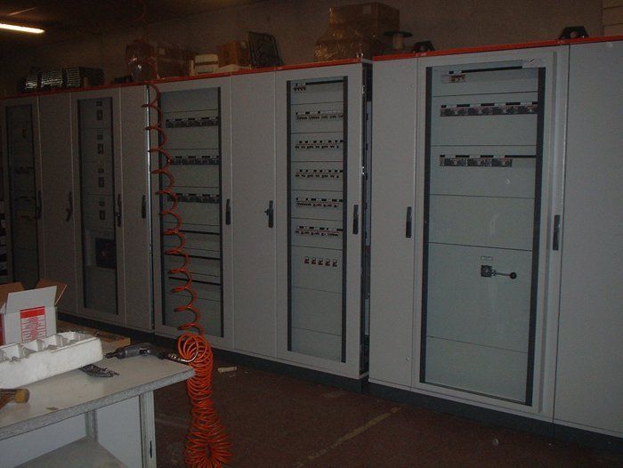 fila di quadri elettrici industriali