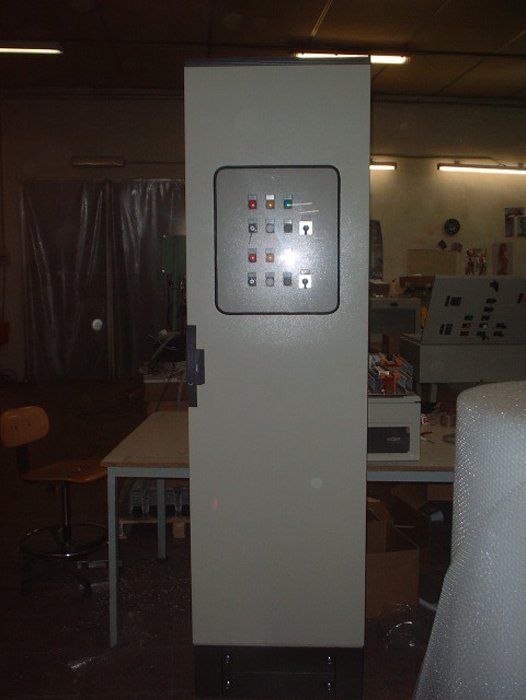 assemblaggio di di quadro elettrico per l'industria