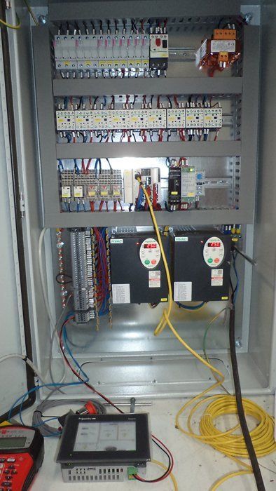 quadro elettrico di medie dimensioni in fase di assemblaggio