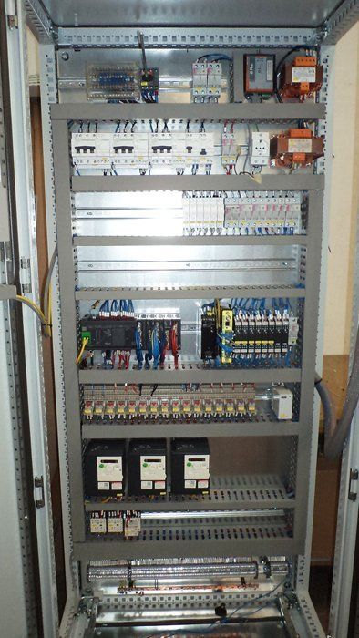 installazione di quadro elettrico di medie dimensioni