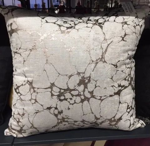 cuscini a Bologna con venature dorate