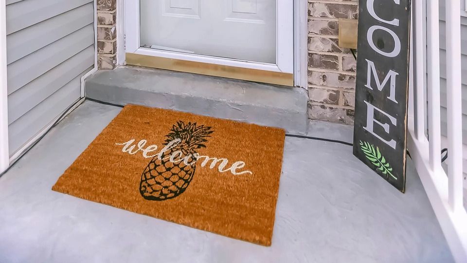 zerbino con ananas e scritta e tappeti a Bologna