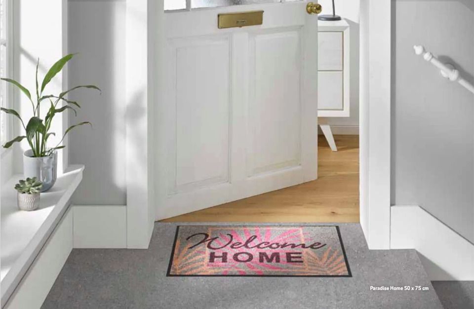 zerbino fuori da una casa e tappeti a Bologna