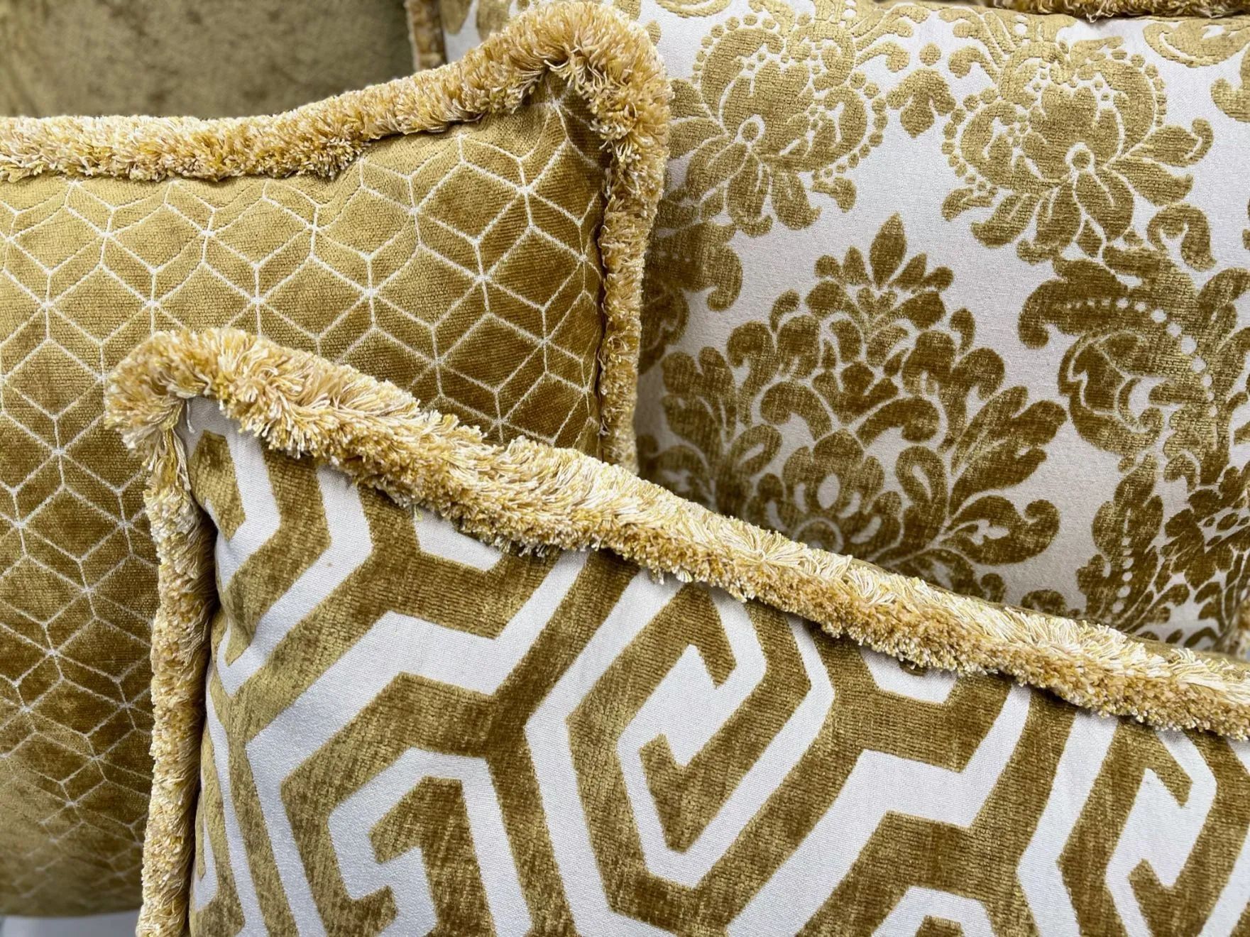cuscini a Bologna con fantasie dorate