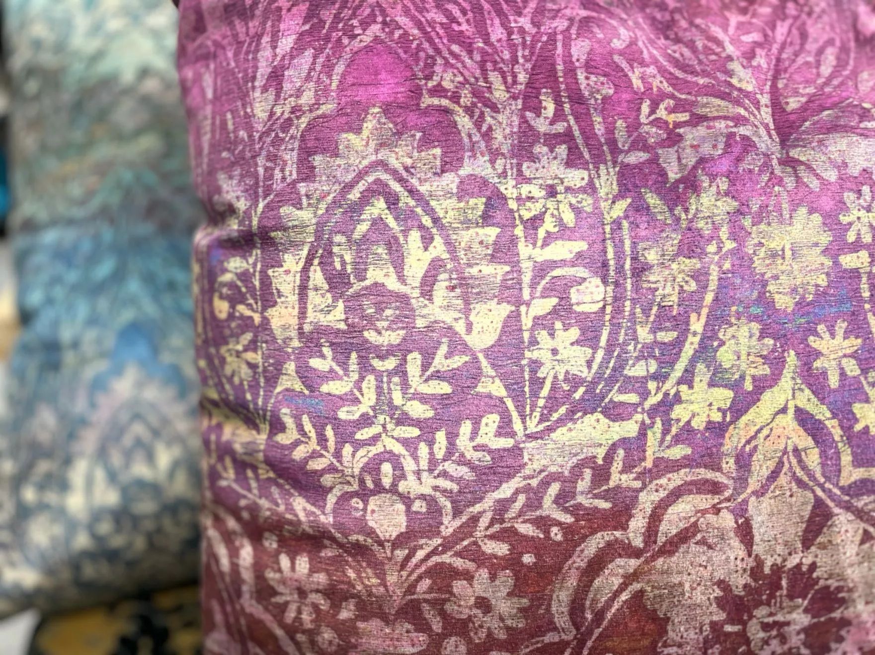 cuscini a Bologna viola e dorato