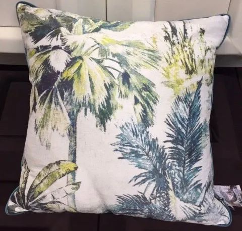 cuscini a Bologna con palme e foglie