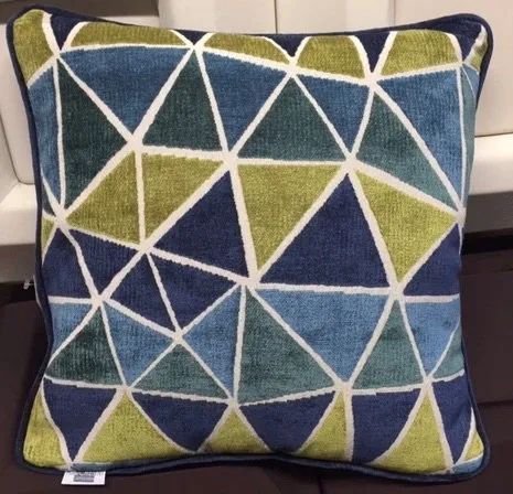 cuscini a Bologna con triangoli verdi, blu e azzurri