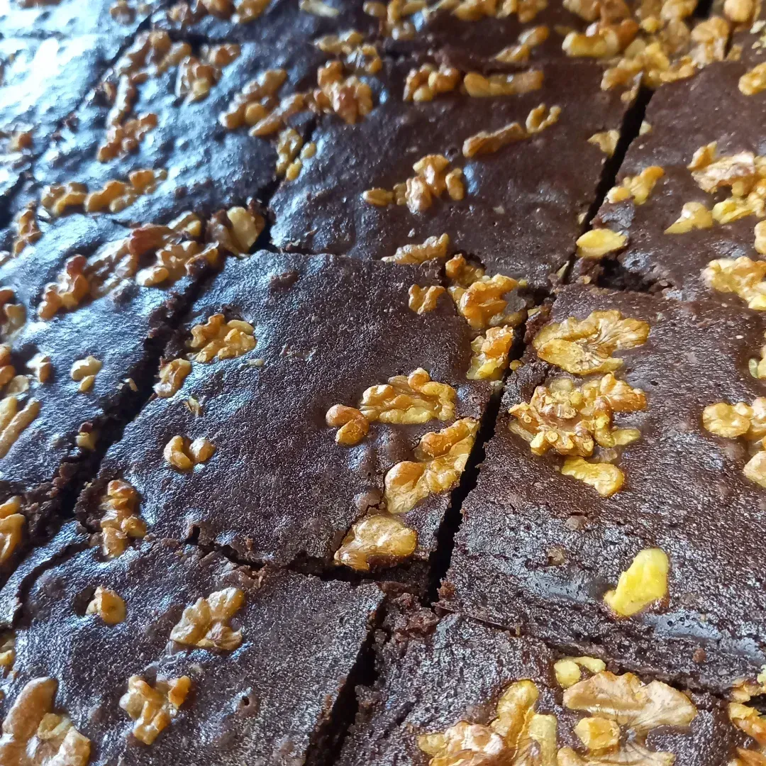Brownies con nueces, cortados en cuadritos. Color chocolate negro.
