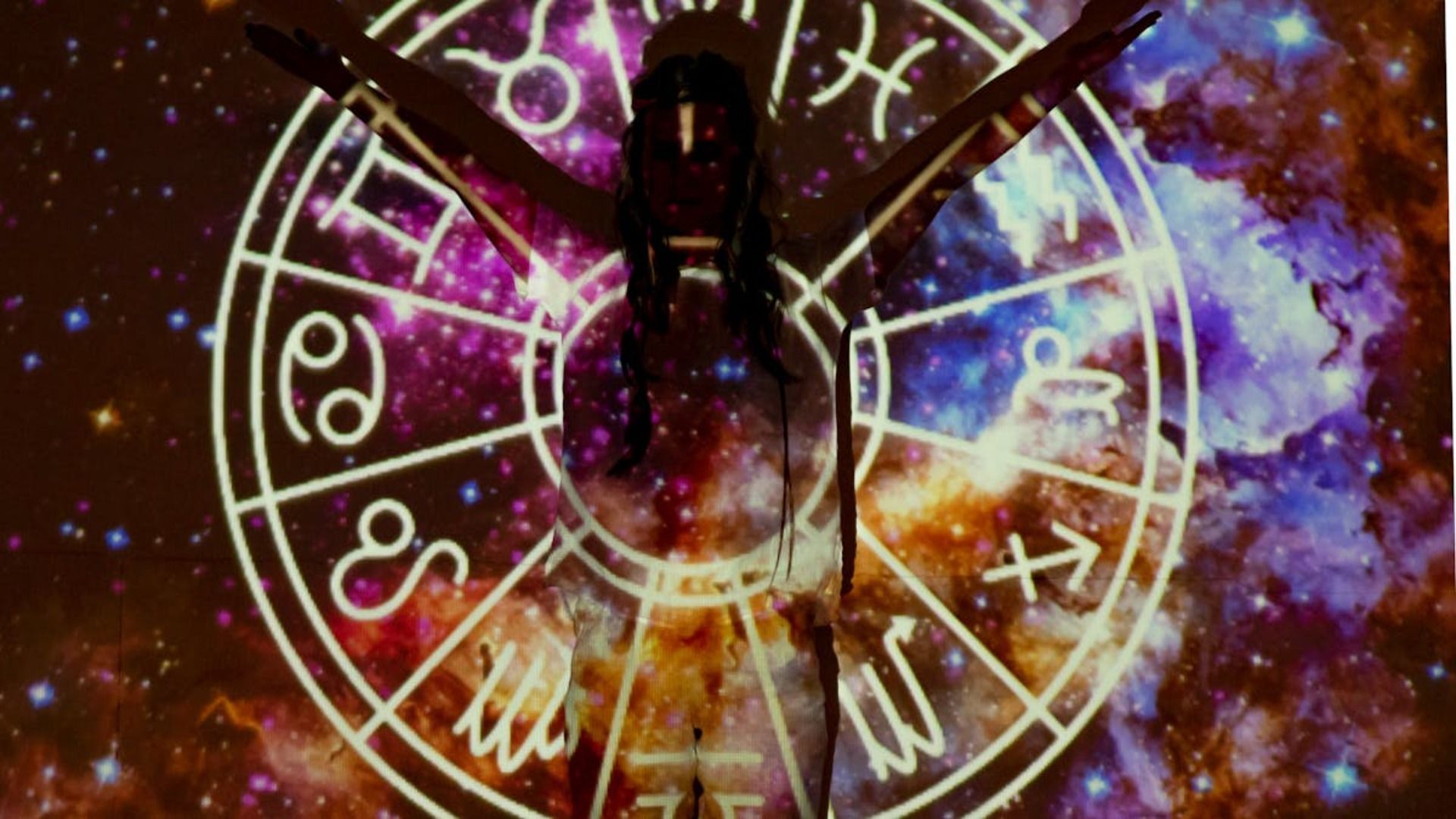 Silueta de una persona con los brazos extendidos, superpuesta por una rueda del zodíaco e imágenes espaciales.