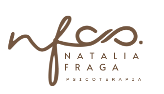 Um logotipo preto e branco para natalia fraga